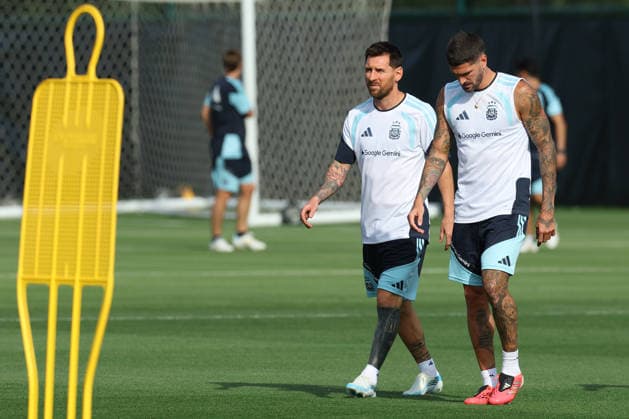 Argentina s forward Lionel Messi (L) and midfielder Rodrigo De Paul take part in a training session during the 2026 FIFA World Cup, WM, Weltmeisterschaft, Fussball football tournament at Sporting KC Training Centre in Kansas City on June 12, 2026. ¨(Photo by Alejandro PAGNI PHOTOxPHOTO) KANSAS CITY UNITED STATES