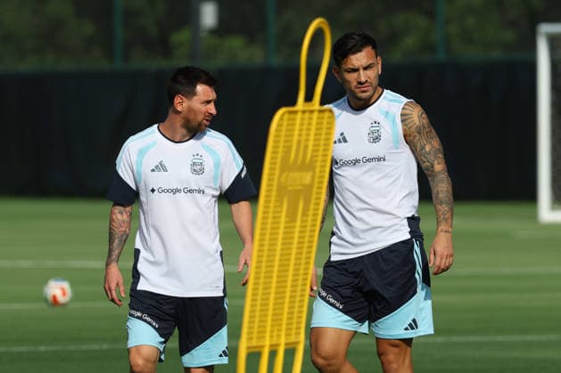 Argentina s midfielder Leandro Paredes (R) and forward Lionel Messi take part in a training session during the 2026 FIFA World Cup, WM, Weltmeisterschaft, Fussball football tournament at Sporting KC Training Centre in Kansas City on June 12, 2026. ¨(Photo by Alejandro PAGNI PHOTOxPHOTO) KANSAS CITY UNITED STATES