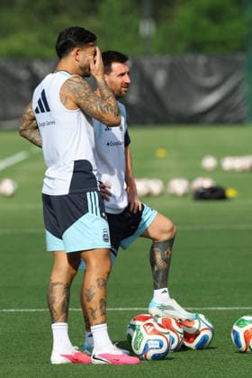 (L to R) Argentina s midfielder Leandro Paredes and forward Lionel Messi take part in a training session during the 2026 FIFA World Cup, WM, Weltmeisterschaft, Fussball football tournament at Sporting KC Training Centre in Kansas City on June 12, 2026. ¨(Photo by Alejandro PAGNI PHOTOxPHOTO) KANSAS CITY UNITED STATES