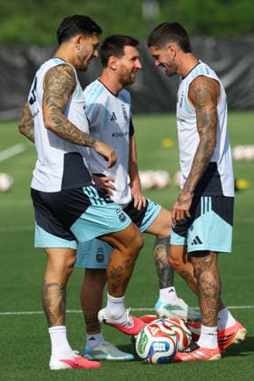 (L to R) Argentina s midfielder Leandro Paredes, forward Lionel Messi and midfielder Rodrigo De Paul take part in a training session during the 2026 FIFA World Cup, WM, Weltmeisterschaft, Fussball football tournament at Sporting KC Training Centre in Kansas City on June 12, 2026. ¨(Photo by Alejandro PAGNI PHOTOxPHOTO) KANSAS CITY UNITED STATES