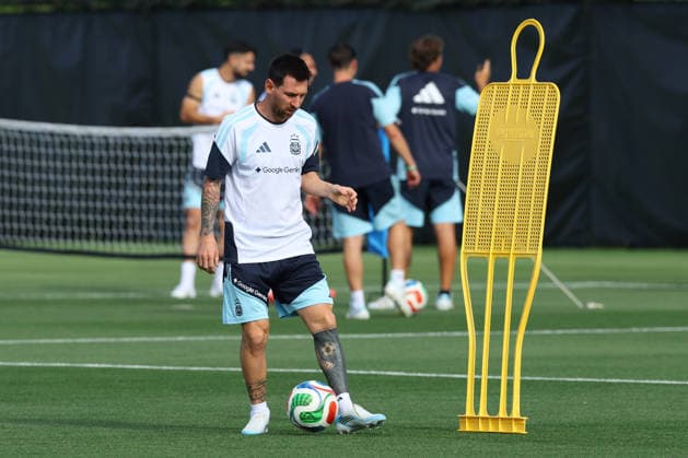 Argentina s forward Lionel Messi takes part in a training session during the 2026 FIFA World Cup, WM, Weltmeisterschaft, Fussball football tournament at Sporting KC Training Centre in Kansas City on June 12, 2026. ¨(Photo by Alejandro PAGNI PHOTOxPHOTO) KANSAS CITY UNITED STATES