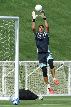 Argentina™s goalkeeper Emiliano Martinez takes part in a training session during the 2026 FIFA World Cup, WM, Weltmeisterschaft, Fussball football tournament at Sporting KC Training Centre in Kansas City on June 12, 2026. ¨(Photo by Alejandro PAGNI PHOTOxPHOTO) KANSAS CITY UNITED STATES