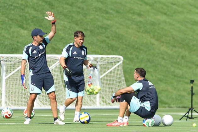 Argentina™s goalkeeper Emiliano Martinez (R) chats with goalkeepers trainner Martin Tocalli (L) during a training session during the 2026 FIFA World Cup, WM, Weltmeisterschaft, Fussball football tournament at Sporting KC Training Centre in Kansas City on June 12, 2026. ¨(Photo by Alejandro PAGNI PHOTOxPHOTO) KANSAS CITY UNITED STATES