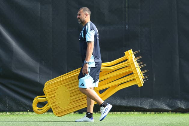 Argentina™s coach assistant Walter Samuel prepares elements during a training session during the 2026 FIFA World Cup, WM, Weltmeisterschaft, Fussball football tournament at Sporting KC Training Centre in Kansas City on June 12, 2026. ¨(Photo by Alejandro PAGNI PHOTOxPHOTO) KANSAS CITY UNITED STATES