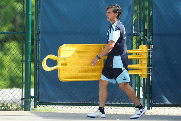 Argentina™s coach assistant Fabian Ayala prepares elements duringa training session during the 2026 FIFA World Cup, WM, Weltmeisterschaft, Fussball football tournament at Sporting KC Training Centre in Kansas City on June 12, 2026. ¨(Photo by Alejandro PAGNI PHOTOxPHOTO) KANSAS CITY UNITED STATES