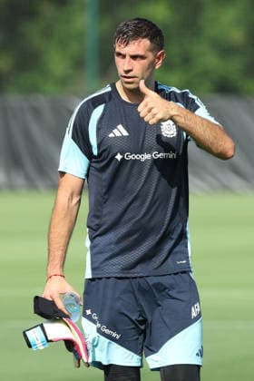 Argentina™s goalkeeper Emiliano Martinez gestures during a training session during the 2026 FIFA World Cup, WM, Weltmeisterschaft, Fussball football tournament at Sporting KC Training Centre in Kansas City on June 12, 2026. ¨(Photo by Alejandro PAGNI PHOTOxPHOTO) KANSAS CITY UNITED STATES