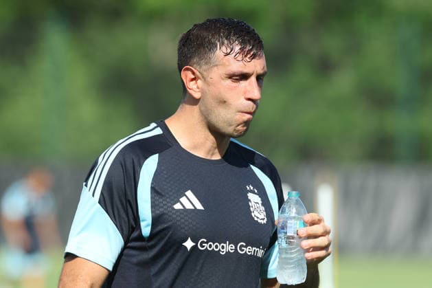 Argentina™s goalkeeper Emiliano Martinez gestures during a training session during the 2026 FIFA World Cup, WM, Weltmeisterschaft, Fussball football tournament at Sporting KC Training Centre in Kansas City on June 12, 2026. ¨(Photo by Alejandro PAGNI PHOTOxPHOTO) KANSAS CITY UNITED STATES