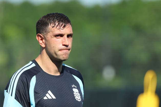 Argentina™s goalkeeper Emiliano Martinez gestures during a training session during the 2026 FIFA World Cup, WM, Weltmeisterschaft, Fussball football tournament at Sporting KC Training Centre in Kansas City on June 12, 2026. ¨(Photo by Alejandro PAGNI PHOTOxPHOTO) KANSAS CITY UNITED STATES