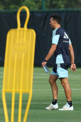 Argentina™s head coach Lionel Scaloni looks on during a training session during the 2026 FIFA World Cup, WM, Weltmeisterschaft, Fussball football tournament at Sporting KC Training Centre in Kansas City on June 12, 2026. ¨(Photo by Alejandro PAGNI PHOTOxPHOTO) KANSAS CITY UNITED STATES