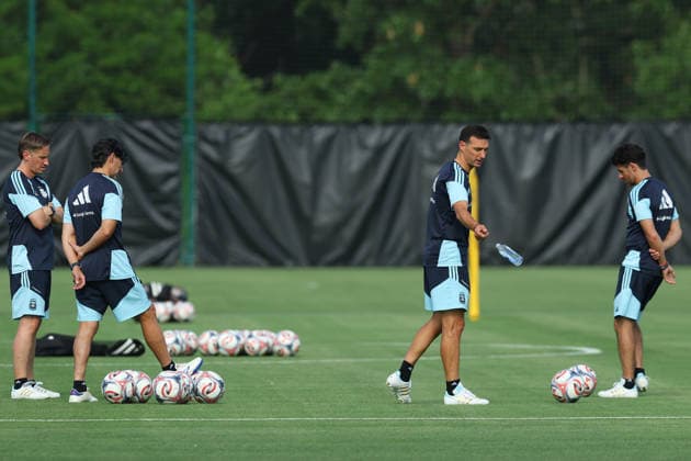 Argentina™s head coach Lionel Scaloni (2nd-R) and his assitants Pablo Aimar (R), Fabian Ayala (2nd-L) and Matias Mana take part in a training session during the 2026 FIFA World Cup, WM, Weltmeisterschaft, Fussball football tournament at Sporting KC Training Centre in Kansas City on June 12, 2026. ¨(Photo by Alejandro PAGNI PHOTOxPHOTO) KANSAS CITY UNITED STATES