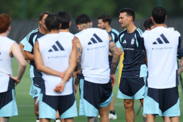Argentina™s head coach Lionel Scaloni (C-R) chats with players during a training session during the 2026 FIFA World Cup, WM, Weltmeisterschaft, Fussball football tournament at Sporting KC Training Centre in Kansas City on June 12, 2026. ¨(Photo by Alejandro PAGNI PHOTOxPHOTO) KANSAS CITY UNITED STATES