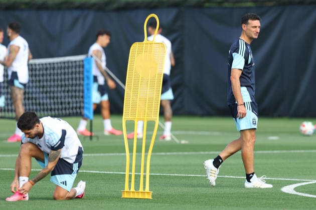 Argentina™s head coach Lionel Scaloni (R) walks next Argentina s defender Gonzalo Montiel. (L) during a training session during the 2026 FIFA World Cup, WM, Weltmeisterschaft, Fussball football tournament at Sporting KC Training Centre in Kansas City on June 12, 2026. ¨(Photo by Alejandro PAGNI PHOTOxPHOTO) KANSAS CITY UNITED STATES
