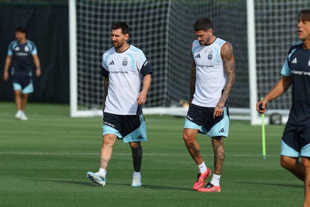Argentina s forward Lionel Messi (L) and midfielder Rodrigo De Paul take part in a training session during the 2026 FIFA World Cup, WM, Weltmeisterschaft, Fussball football tournament at Sporting KC Training Centre in Kansas City on June 12, 2026. ¨(Photo by Alejandro PAGNI PHOTOxPHOTO) KANSAS CITY UNITED STATES