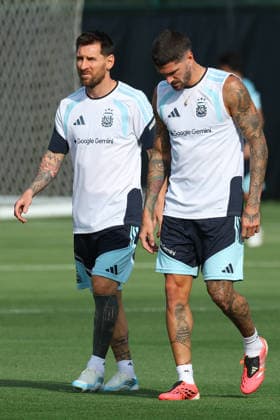 Argentina s forward Lionel Messi (L) and midfielder Rodrigo De Paul take part in a training session during the 2026 FIFA World Cup, WM, Weltmeisterschaft, Fussball football tournament at Sporting KC Training Centre in Kansas City on June 12, 2026. ¨(Photo by Alejandro PAGNI PHOTOxPHOTO) KANSAS CITY UNITED STATES