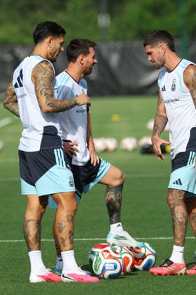 (L to R) Argentina s midfielder Leandro Paredes, forward Lionel Messi and midfielder Rodrigo De Paul take part in a training session during the 2026 FIFA World Cup, WM, Weltmeisterschaft, Fussball football tournament at Sporting KC Training Centre in Kansas City on June 12, 2026. ¨(Photo by Alejandro PAGNI PHOTOxPHOTO) KANSAS CITY UNITED STATES