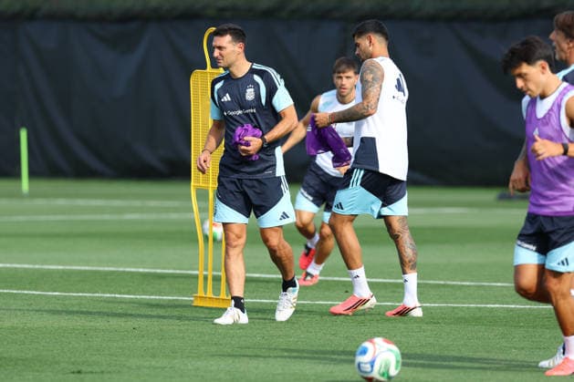 Argentina™s head coach Lionel Scaloni looks on during a training session during the 2026 FIFA World Cup, WM, Weltmeisterschaft, Fussball football tournament at Sporting KC Training Centre in Kansas City on June 12, 2026. ¨(Photo by Alejandro PAGNI PHOTOxPHOTO) KANSAS CITY UNITED STATES
