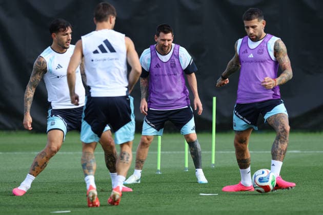 Argentina s defender Nicolas Otamendi (R) controls the ball next his teammates forward Lionel Messi (C) and midfielder Leandro Paredes during a training session during the 2026 FIFA World Cup, WM, Weltmeisterschaft, Fussball football tournament at Sporting KC Training Centre in Kansas City on June 12, 2026. ¨(Photo by Alejandro PAGNI PHOTOxPHOTO) KANSAS CITY UNITED STATES