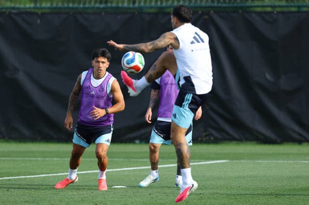 Argentina s midfielder Leandro Paredes (C) controls the ball next his teammate defender Lisandro Martinez )L) during a training session during the 2026 FIFA World Cup, WM, Weltmeisterschaft, Fussball football tournament at Sporting KC Training Centre in Kansas City on June 12, 2026. ¨(Photo by Alejandro PAGNI PHOTOxPHOTO) KANSAS CITY UNITED STATES