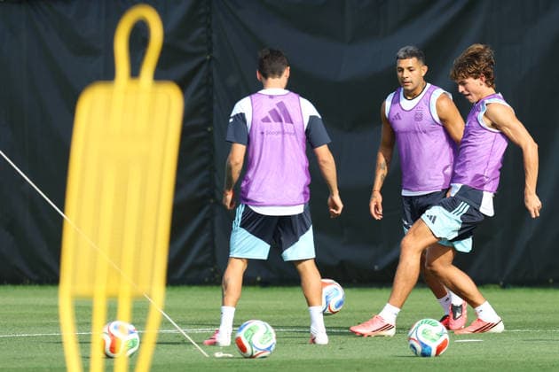 Argentina s forward Nicolas Paz (R) and Argentina s defender Facundo Medina take part in a training session during the 2026 FIFA World Cup, WM, Weltmeisterschaft, Fussball football tournament at Sporting KC Training Centre in Kansas City on June 12, 2026. ¨(Photo by Alejandro PAGNI PHOTOxPHOTO) KANSAS CITY UNITED STATES