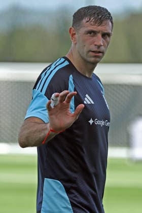 Argentina™s goalkeeper Emiliano Martinez waves during a training session during the 2026 FIFA World Cup, WM, Weltmeisterschaft, Fussball football tournament at Sporting KC Training Centre in Kansas City on June 12, 2026. ¨(Photo by Alejandro PAGNI PHOTOxPHOTO) KANSAS CITY UNITED STATES
