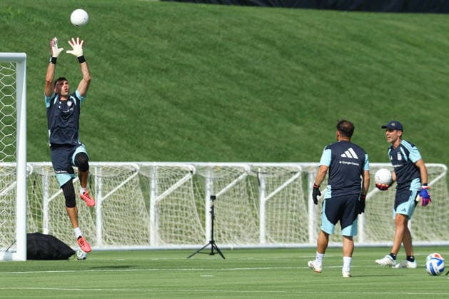 Argentina™s goalkeeper Emiliano Martinez (L) takes part in a training session during the 2026 FIFA World Cup, WM, Weltmeisterschaft, Fussball football tournament at Sporting KC Training Centre in Kansas City on June 12, 2026. ¨(Photo by Alejandro PAGNI PHOTOxPHOTO) KANSAS CITY UNITED STATES