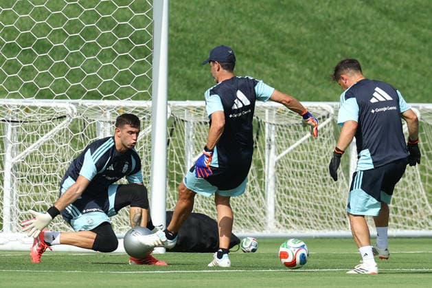 Argentina™s goalkeeper trainner Martin Tocalli (C shoots against goalkeeper Emiliano Martinez (L) during a training session during the 2026 FIFA World Cup, WM, Weltmeisterschaft, Fussball football tournament at Sporting KC Training Centre in Kansas City on June 12, 2026. ¨(Photo by Alejandro PAGNI PHOTOxPHOTO) KANSAS CITY UNITED STATES