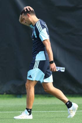 Argentina™s head coach Lionel Scaloni looks on during a training session during the 2026 FIFA World Cup, WM, Weltmeisterschaft, Fussball football tournament at Sporting KC Training Centre in Kansas City on June 12, 2026. ¨(Photo by Alejandro PAGNI PHOTOxPHOTO) KANSAS CITY UNITED STATES