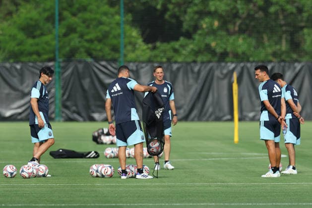 Argentina™s head coach Lionel Scaloni (2nd-R) and his assitants Pablo Aimar (R), Fabian Ayala (L) and Matias Mana (C) and Walter Samuel (2nd-L) take part in a training session during the 2026 FIFA World Cup, WM, Weltmeisterschaft, Fussball football tournament at Sporting KC Training Centre in Kansas City on June 12, 2026. ¨(Photo by Alejandro PAGNI PHOTOxPHOTO) KANSAS CITY UNITED STATES