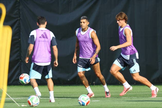 Argentina s forward Nicolas Paz (R) and Argentina s defender Facundo Medina take part in a training session during the 2026 FIFA World Cup, WM, Weltmeisterschaft, Fussball football tournament at Sporting KC Training Centre in Kansas City on June 12, 2026. ¨(Photo by Alejandro PAGNI PHOTOxPHOTO) KANSAS CITY UNITED STATES