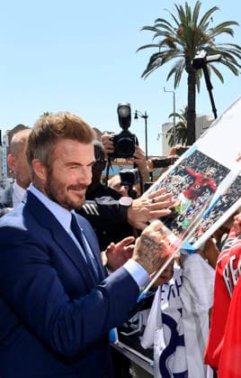 British soccer star David Beckham signs autographs during an unveiling ceremony honoring him with the 2,849th star on the Hollywood Walk of Fame in Los Angeles on Friday, June 12, 2026.  LAP2026061215 JIMxRUYMEN  imago images 0859026246 IMAGO JIMxRUYMEN