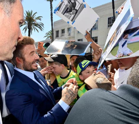 British soccer star David Beckham signs autographs during an unveiling ceremony honoring him with the 2,849th star on the Hollywood Walk of Fame in Los Angeles on Friday, June 12, 2026.  LAP2026061217 JIMxRUYMEN  imago images 0859026251 IMAGO JIMxRUYMEN