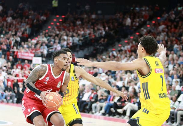 von links Xavier RATHAN-MAYES (Muenchen), Jack KAYIL (Berlin), Basketball, He-Bundesliga, 2025 26, Finale 1. Spiel, FC Bayern Basketball vs Alba Berlin, SAP Garden, 12.06.26,