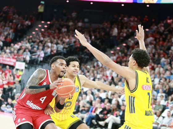 von links vorn Xavier RATHAN-MAYES (Muenchen), Jack KAYIL (Berlin), Basketball, He-Bundesliga, 2025 26, Finale 1. Spiel, FC Bayern Basketball vs Alba Berlin, SAP Garden, 12.06.26,