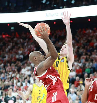 von links vorn Isiaha MIKE (M?nchen), Moses WOOD (Berlin), Basketball, He-Bundesliga, 2025 26, Finale 1. Spiel, FC Bayern Basketball vs Alba Berlin, SAP Garden, 12.06.26,
