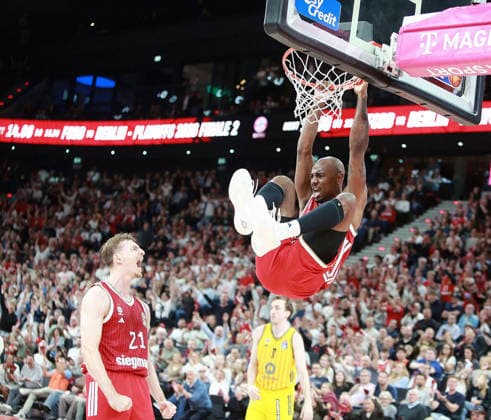 Jubel bei von links Justus HOLLATZ (Muenchen), Isiaha MIKE (M?nchen), Basketball, He-Bundesliga, 2025 26, Finale 1. Spiel, FC Bayern Basketball vs Alba Berlin, SAP Garden, 12.06.26,