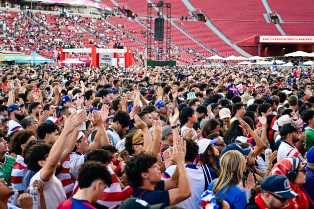 FIFA Fan Festival Opens In Los Angeles During FIFA World Cup, WM, Weltmeisterschaft, Fussball 2026 Fans look on during the United States vs Paraguay match at the FIFA Fan Festival during the FIFA World Cup 2026 in Los Angeles, California, on June 12, 2026. The Fan Festival features live entertainment, interactive activities, food and beverage offerings, and public match viewing areas for supporters throughout the tournament. Los Angeles California United States  Copyright: xWestonxHancockx originalFilename:hancock-cafifafa260612_npKEa.jpg
