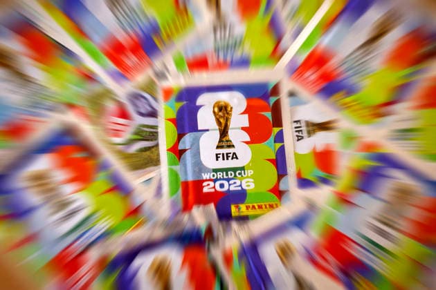 13.06.2026, Mindelheim (Bayern), das beliebte Sammelheft und die dazugehörigen Sammelbilder gibt es auch wieder zur Fussball-WM 2026 in den USA. Viele Päckchen liegen auf dem Tisch bereit. (Bildbearbeitung)