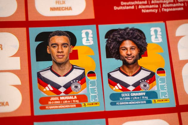 13.06.2026, Mindelheim (Bayern), das beliebte Sammelheft und die dazugehörigen Sammelbilder gibt es auch wieder zur Fussball-WM 2026 in den USA. Hier die Aufkleber der Deutschen Spieler, Jamal Musiala (Deutschland), Serge Gnabry.