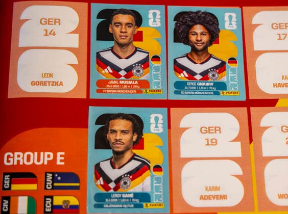 13.06.2026, Mindelheim (Bayern), das beliebte Sammelheft und die dazugehörigen Sammelbilder gibt es auch wieder zur Fussball-WM 2026 in den USA. Hier die Aufkleber der Deutschen Spieler, Jamal Musiala (Deutschland), Serge Gnabry, Leroy Sane (Deutschland)