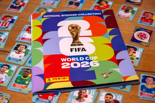 13.06.2026, Mindelheim (Bayern), das beliebte Sammelheft und die dazugehörigen Sammelbilder gibt es auch wieder zur Fussball-WM 2026 in den USA. Das Stickeralbum im Mittelpunkt
