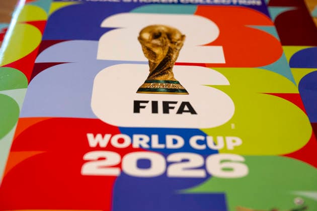 13.06.2026, Mindelheim (Bayern), das beliebte Sammelheft und die dazugehörigen Sammelbilder gibt es auch wieder zur Fussball-WM 2026 in den USA. Das Stickeralbum mit der Titelseite.