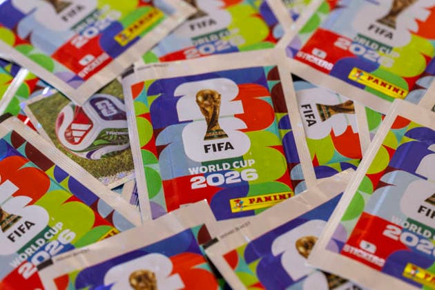 13.06.2026, Mindelheim (Bayern), das beliebte Sammelheft und die dazugehörigen Sammelbilder gibt es auch wieder zur Fussball-WM 2026 in den USA. Viele Päckchen liegen auf dem Tisch bereit.