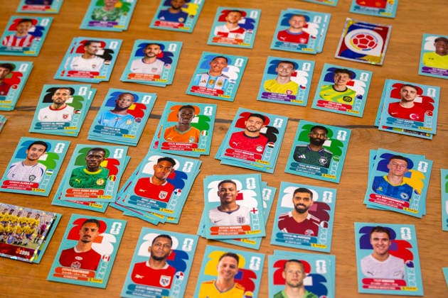 13.06.2026, Mindelheim (Bayern), das beliebte Sammelheft und die dazugehörigen Sammelbilder gibt es auch wieder zur Fussball-WM 2026 in den USA. Viele Bildchen liegen auf dem Tisch nach Nationen sortiert bereit. Holland, Argentinien, Türkei,