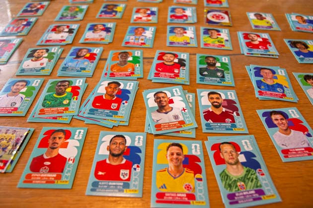 13.06.2026, Mindelheim (Bayern), das beliebte Sammelheft und die dazugehörigen Sammelbilder gibt es auch wieder zur Fussball-WM 2026 in den USA. Viele Bildchen liegen auf dem Tisch nach Nationen sortiert bereit. Holland, Argentinien, Türkei, England, Panama, Katar,