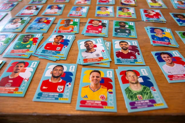 13.06.2026, Mindelheim (Bayern), das beliebte Sammelheft und die dazugehörigen Sammelbilder gibt es auch wieder zur Fussball-WM 2026 in den USA. Viele Bildchen liegen auf dem Tisch nach Nationen sortiert bereit. Holland, Argentinien, Türkei, England, Panama, Katar,