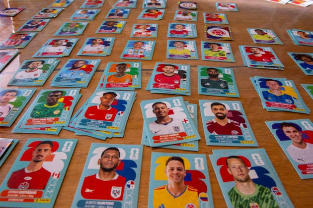 13.06.2026, Mindelheim (Bayern), das beliebte Sammelheft und die dazugehörigen Sammelbilder gibt es auch wieder zur Fussball-WM 2026 in den USA. Viele Bildchen liegen auf dem Tisch nach Nationen sortiert bereit. Holland, Argentinien, Türkei, England, Panama, Katar,