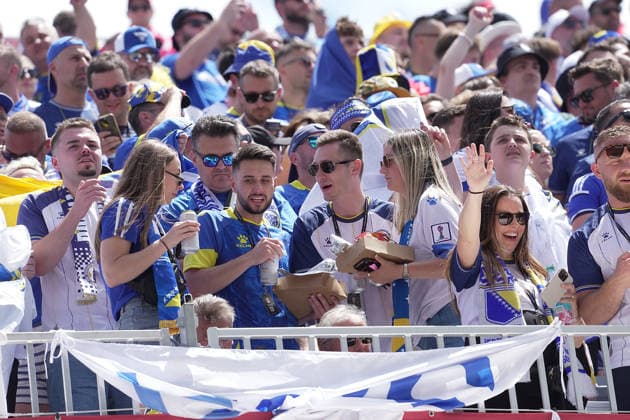 12.06.2026, Toronto Stadium, Toronto, CAN, WM FIFA 2026, Vorrunde, Kanada vs Bosnien-Herzegowina, im Bild Bosnische Fans auf den Tribünen in Toronto. (Photo by Hasan Bratic DeFodi Images) - *** 12 06 2026, Toronto Stadium, Toronto, CAN, FIFA 2026 World Cup, preliminary round, Canada vs Bosnia and Herzegovina, pictured Bosnian fans in the stands in Toronto Photo by Hasan Bratic DeFodi Images
