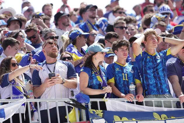 12.06.2026, Toronto Stadium, Toronto, CAN, WM FIFA 2026, Vorrunde, Kanada vs Bosnien-Herzegowina, im Bild Bosnische Fans auf den Tribünen in Toronto. (Photo by Hasan Bratic DeFodi Images) - *** 12 06 2026, Toronto Stadium, Toronto, CAN, FIFA 2026 World Cup, preliminary round, Canada vs Bosnia and Herzegovina, pictured Bosnian fans in the stands in Toronto Photo by Hasan Bratic DeFodi Images