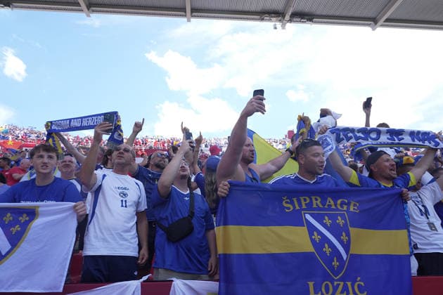 12.06.2026, Toronto Stadium, Toronto, CAN, WM FIFA 2026, Vorrunde, Kanada vs Bosnien-Herzegowina, im Bild Bosnische Fans auf den Tribünen in Toronto. (Photo by Hasan Bratic DeFodi Images) - *** 12 06 2026, Toronto Stadium, Toronto, CAN, FIFA 2026 World Cup, preliminary round, Canada vs Bosnia and Herzegovina, pictured Bosnian fans in the stands in Toronto Photo by Hasan Bratic DeFodi Images