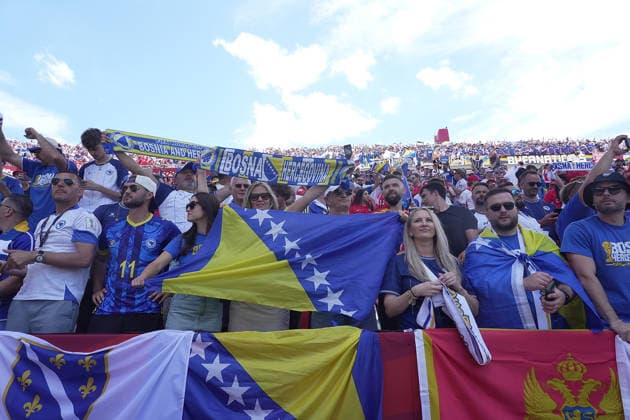 12.06.2026, Toronto Stadium, Toronto, CAN, WM FIFA 2026, Vorrunde, Kanada vs Bosnien-Herzegowina, im Bild Bosnische Fans auf den Tribünen in Toronto. (Photo by Hasan Bratic DeFodi Images) - *** 12 06 2026, Toronto Stadium, Toronto, CAN, FIFA 2026 World Cup, preliminary round, Canada vs Bosnia and Herzegovina, pictured Bosnian fans in the stands in Toronto Photo by Hasan Bratic DeFodi Images